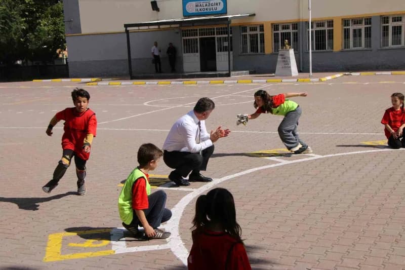 İl Milli Eğitim Müdürü Coşkun Esen, Okul ziyaretinde öğrencilerle beraber "Maarif'in Kalbinde Oyun" mottosuyla gelenekse