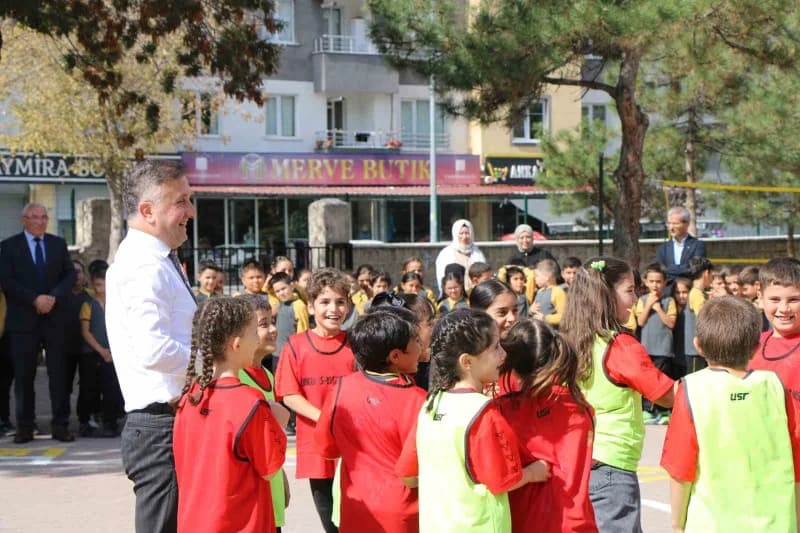 Kul ziyaretlerini sürdüren İl Milli Eğitim Müdürü Coşkun Esen, Melikgazi ilçesinde bulunan Malazgirt İlkokulu'nu ziyaret