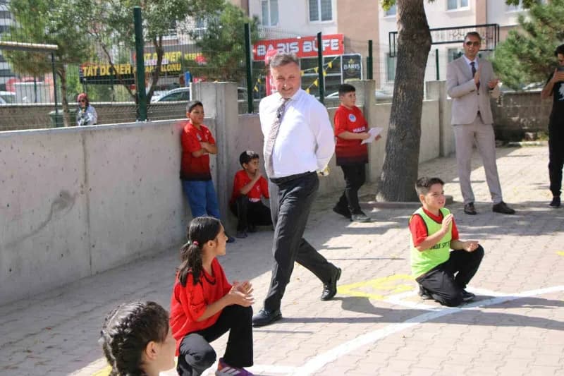 İl Milli Eğitim Müdürü Coşkun Esen, Okul ziyaretinde öğrencilerle beraber "Maarif'in Kalbinde Oyun" mottosuyla gelenekse