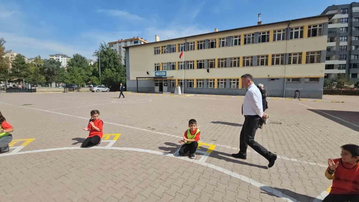 İl Milli Eğitim Müdürü Coşkun Esen, Okul ziyaretinde öğrencilerle beraber geleneksel oyunları oynayarak keyifli zaman ge