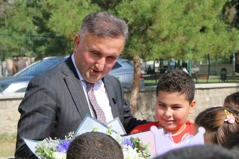 Kul ziyaretlerini sürdüren İl Milli Eğitim Müdürü Coşkun Esen, Melikgazi ilçesinde bulunan Malazgirt İlkokulu'nu ziyaret