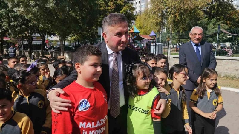 Kul ziyaretlerini sürdüren İl Milli Eğitim Müdürü Coşkun Esen, Melikgazi ilçesinde bulunan Malazgirt İlkokulu'nu ziyaret