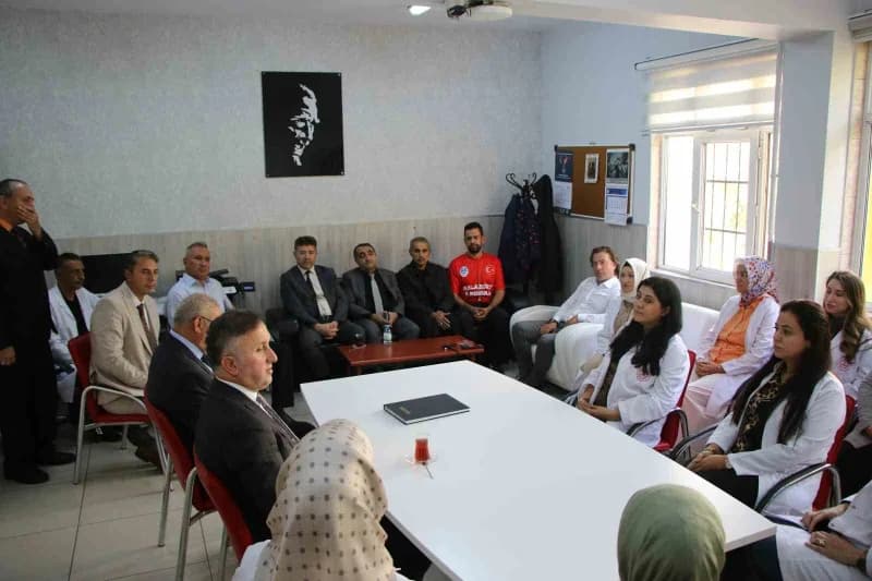 Kul ziyaretlerini sürdüren İl Milli Eğitim Müdürü Coşkun Esen, Melikgazi ilçesinde bulunan Malazgirt İlkokulu'nu ziyaret