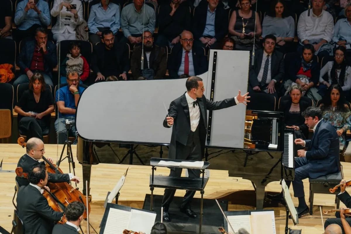 Cumhurbaşkanlığı Senfoni Orkestrası 200. yıl açılış konserinde dolu salon ve sahnede piyanist Behzod Abduraimov