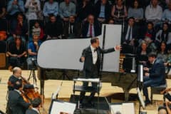 Cumhurbaşkanlığı Senfoni Orkestrası 200. yıl açılış konserinde dolu salon ve sahnede piyanist Behzod Abduraimov
