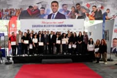 Çukurova 3. Kariyer Fuarı’nda iş arayanlar ve işverenler stantlarda görüşme yapıyor