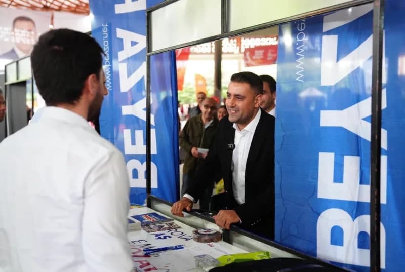 Çukurova Belediyesi tarafından düzenlenen 3. Kariyer Fuarı’nda iş arayan vatandaşlar ile farklı sektörlerden firmaların