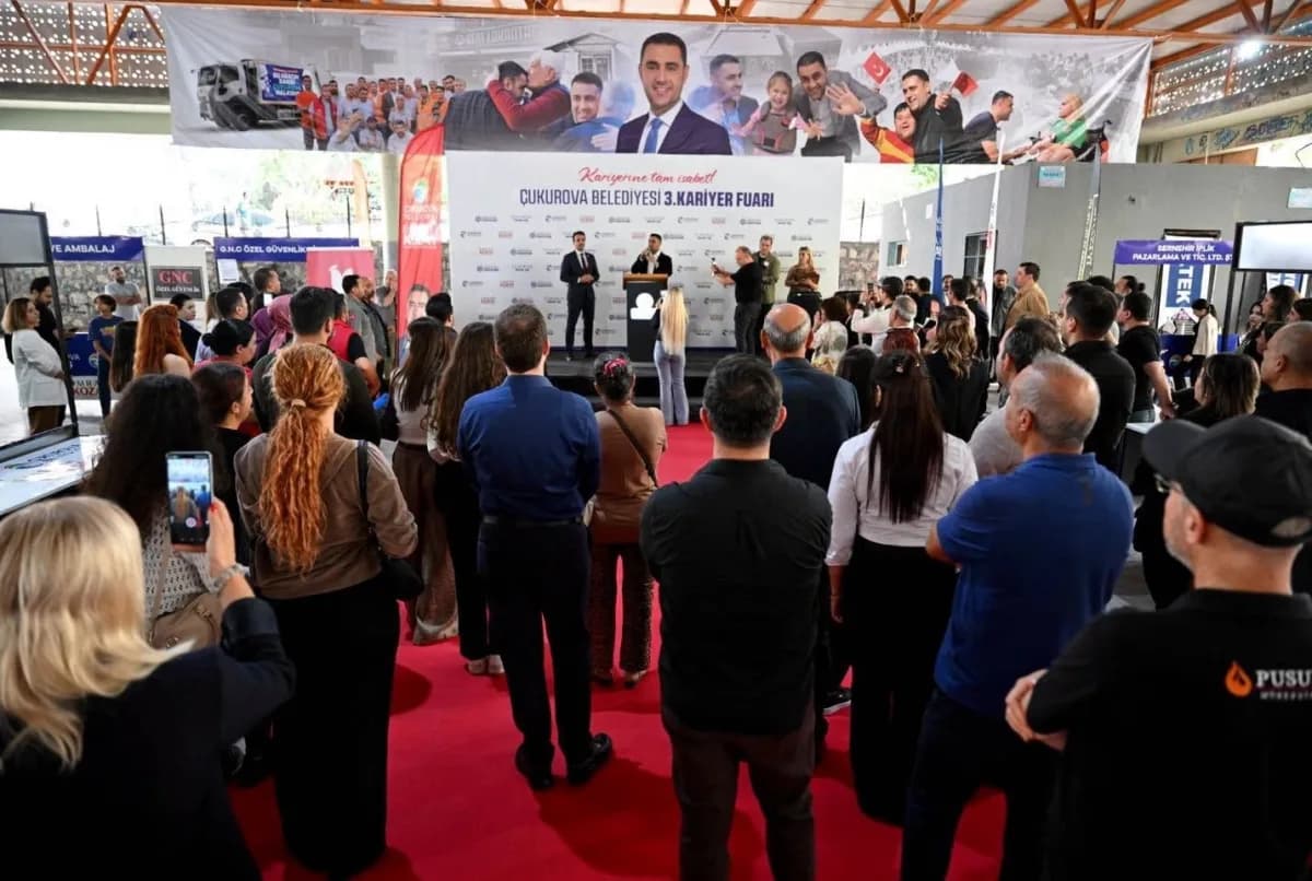 Çukurova Belediyesi tarafından düzenlenen 3. Kariyer Fuarı’nda iş arayan vatandaşlar ile farklı sektörlerden firmaların