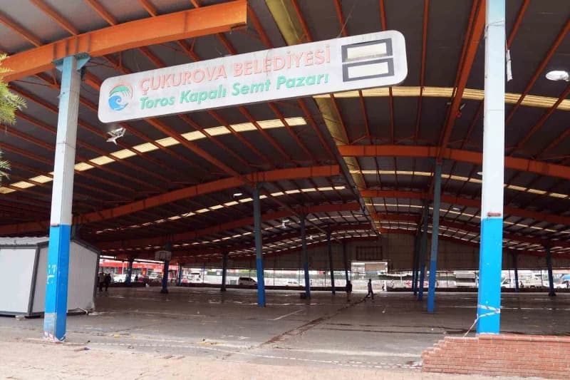 Çukurova Belediyesi tarafından yenilenen 100. Yıl Mahallesi kapalı semt pazarı