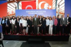 Çukurova Belediyesi 3. Kariyer Fuarı için hazırlık yapan stantlar ve iş arayan vatandaşlar