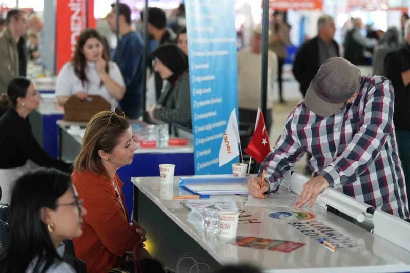 Çukurova Belediyesi tarafından düzenlenen 3. Kariyer Fuarı, iş arayan vatandaşlarla işverenleri bir araya getirmek için