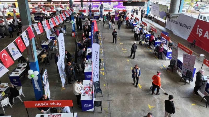 Çukurova Belediyesi tarafından düzenlenen 3. Kariyer Fuarı, iş arayan vatandaşlarla işverenleri bir araya getirmek için