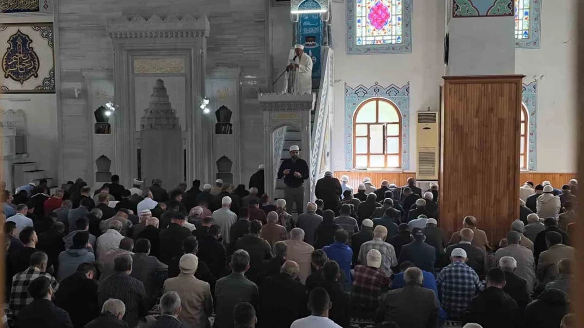 Çankırı Hoca Ahmet Yesevi Camii'nde imam hutbeyi işaret diliyle anlatıyor
