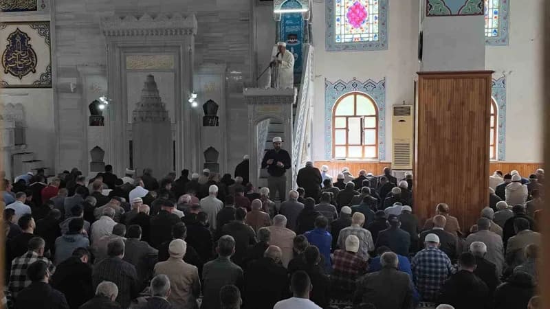 Çankırı Hoca Ahmet Yesevi Camii'nde imam hutbeyi işaret diliyle anlatıyor