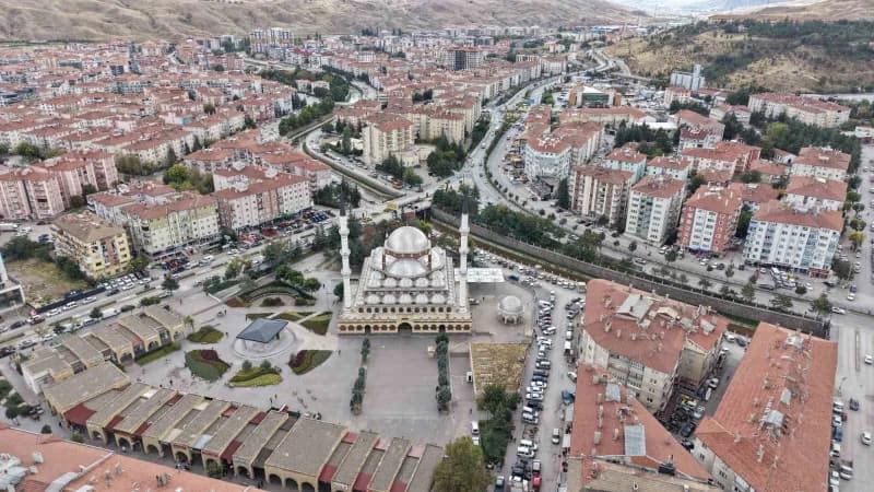 Çankırı’da yaşayan işitme engelli vatandaşlar, cuma namazı hutbesindeki işaret dili uygulaması sayesinde hutbeyi anlayab