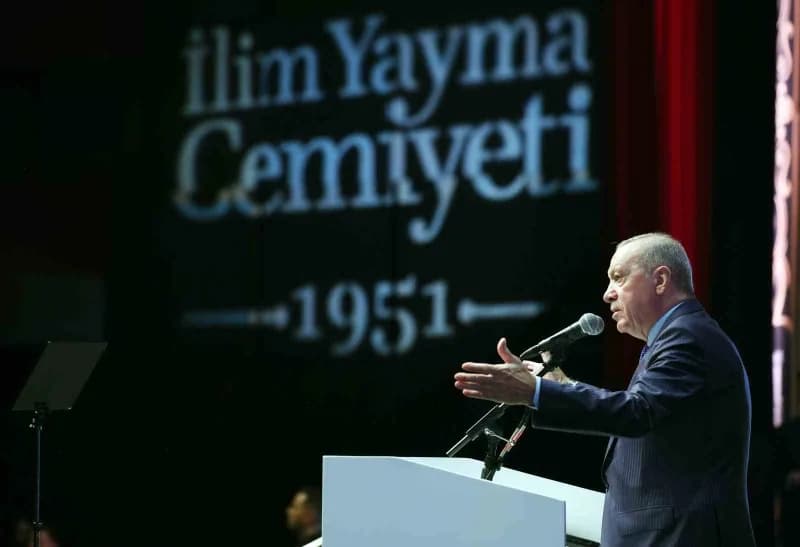 Cumhurbaşkanı Recep Tayyip Erdoğan, İstanbul Kongre Merkezi'nde İlim Yayma Cemiyeti 75. Yıl Buluşması'na katıldı.