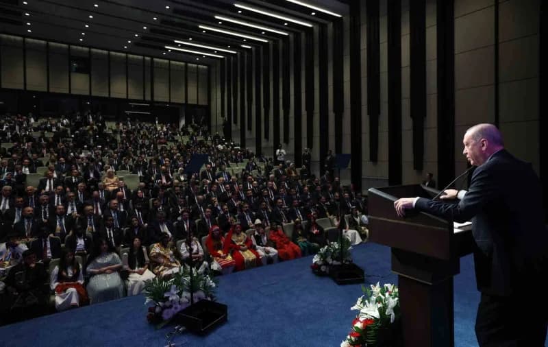 Cumhurbaşkanı Recep Tayyip Erdoğan, Beştepe Millet Kütüphanesinde düzenlenen Türkiye Maarif Vakfı 10. Yıl Programı'na ka