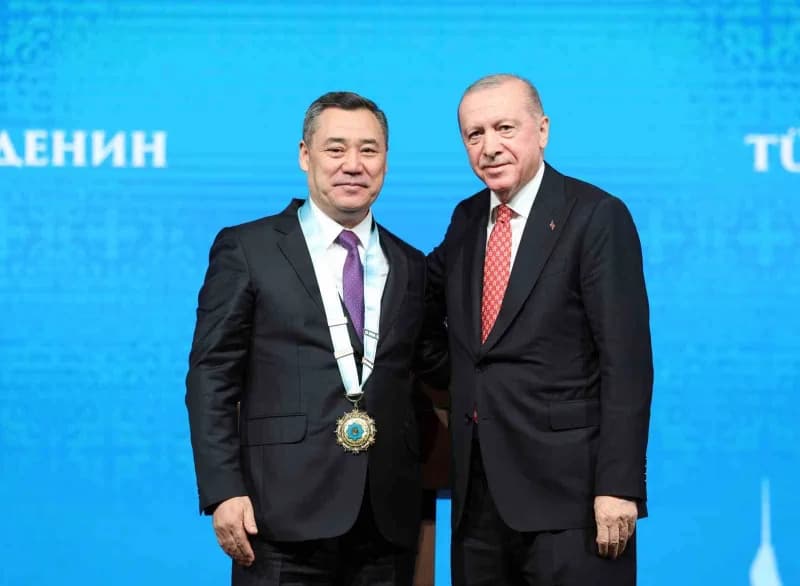 Cumhurbaşkanı Erdoğan’ın hitabının ardından Kırgızistan Cumhurbaşkanı Sadır Caparov'a nişan tevcih t