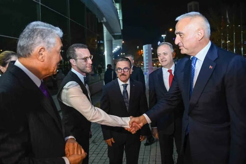 Cumhuriyet’in 103’üncü yılı dolayısıyla düzenlenen Türk Dünyası Özel Konseri, 400 sanatçıyı aynı sah