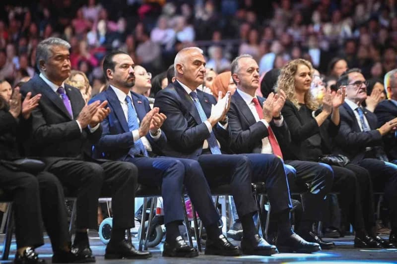 Cumhuriyet’in 103’üncü yılı dolayısıyla düzenlenen Türk Dünyası Özel Konseri, 400 sanatçıyı aynı sah