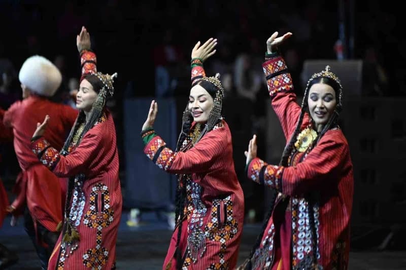 Cumhuriyet’in 103’üncü yılı dolayısıyla düzenlenen Türk Dünyası Özel Konseri, 400 sanatçıyı aynı sah