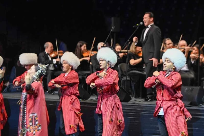 Cumhuriyet’in 103’üncü yılı dolayısıyla düzenlenen Türk Dünyası Özel Konseri, 400 sanatçıyı aynı sah