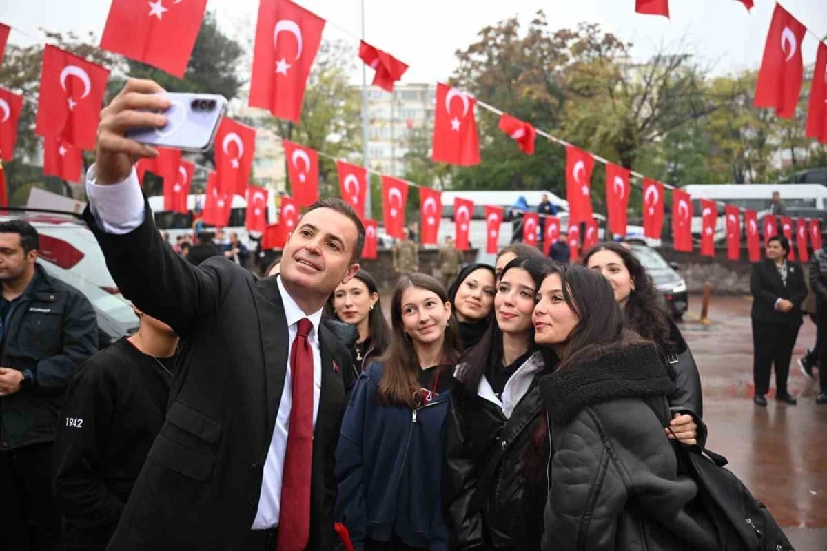 Törenin sona ermesiyle vatandaşların ve öğrencilerin yoğun ilgisiyle karşılanan Balıkesir Büyükşehir