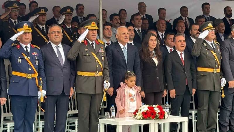 Diyarbakır’da 29 Ekim Cumhuriyet Bayramı’nın 103. Yıl dönümü, valilik önünde düzenlenen törenle kutl