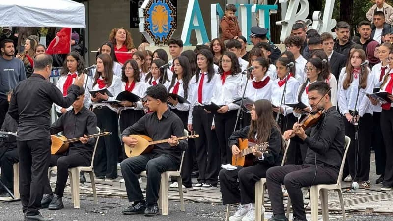 Diyarbakır’da 29 Ekim Cumhuriyet Bayramı’nın 103. Yıl dönümü, valilik önünde düzenlenen törenle kutl