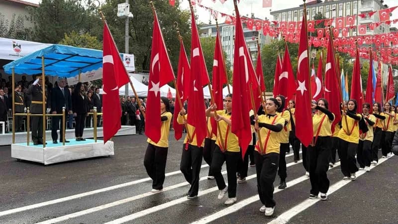 Diyarbakır’da 29 Ekim Cumhuriyet Bayramı’nın 103. Yıl dönümü, valilik önünde düzenlenen törenle kutl