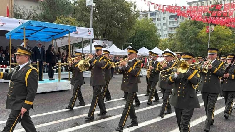 Diyarbakır’da 29 Ekim Cumhuriyet Bayramı’nın 103. Yıl dönümü, valilik önünde düzenlenen törenle kutl