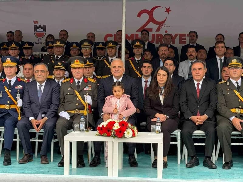 Diyarbakır’da 29 Ekim Cumhuriyet Bayramı’nın 103. Yıl dönümü, valilik önünde düzenlenen törenle kutl