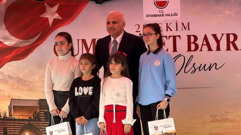 Diyarbakır’da 29 Ekim Cumhuriyet Bayramı’nın 103. Yıl dönümü, valilik önünde düzenlenen törenle kutl