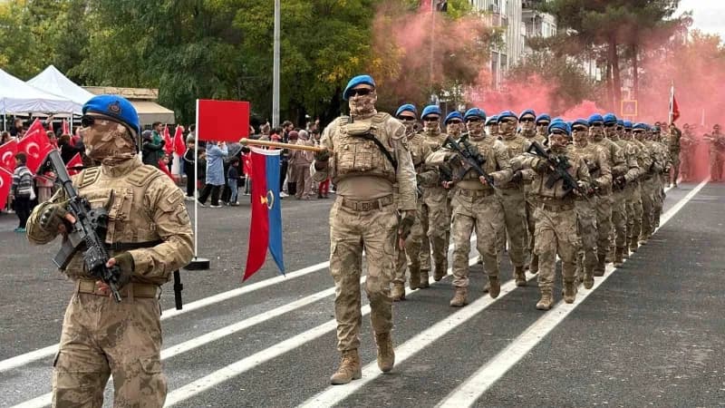 Diyarbakır’da 29 Ekim Cumhuriyet Bayramı’nın 103. Yıl dönümü, valilik önünde düzenlenen törenle kutl