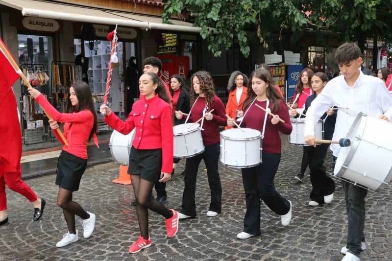 Bulut Başarı Koleji ve Maya Koleji öğrencileri, Cumhuriyet’in 103. Yıl dönümünde Diyarbakır’ın tarih