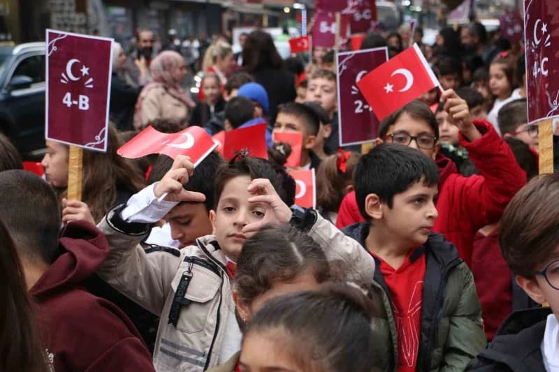 Bulut Başarı Koleji ve Maya Koleji öğrencileri, Cumhuriyet’in 103. Yıl dönümünde Diyarbakır’ın tarih