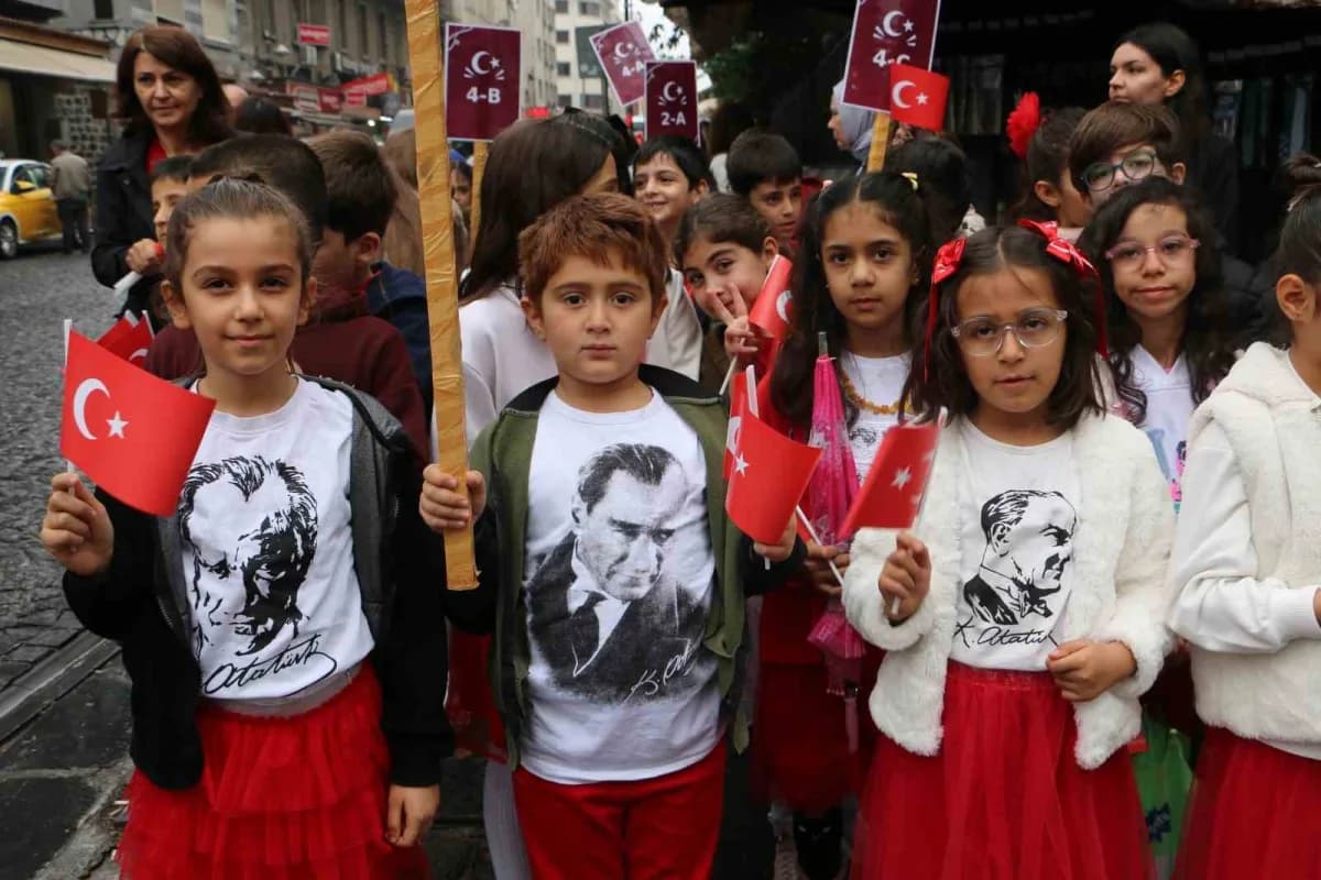 Bulut Başarı Koleji ve Maya Koleji öğrencileri, Cumhuriyet’in 103. Yıl dönümünde Diyarbakır’ın tarih