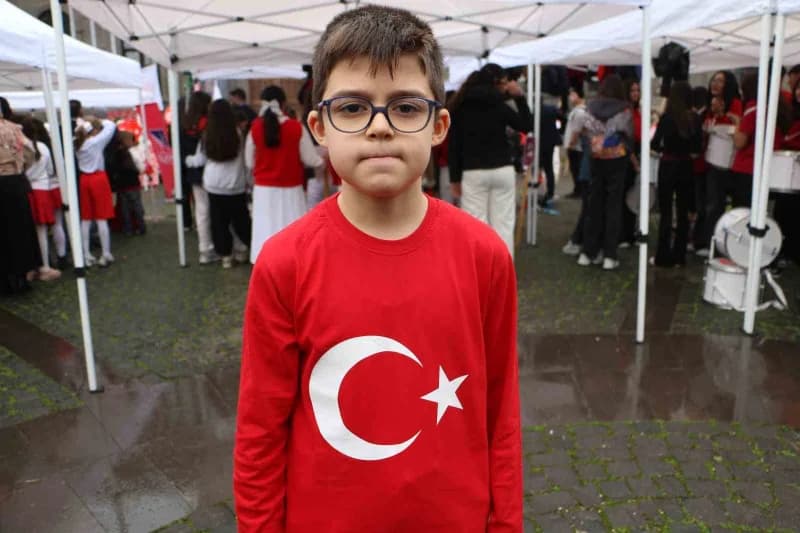 6. Sınıf öğrencisi Ozan Eren Koç, ise şu ifadeleri kullandı: “Cumhuriyet, geleceğe umutla bakmamızı