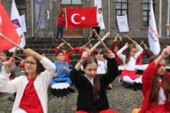 Diyarbakır Sur ilçesinde Cumhuriyet Bayramı yürüyüşü yapan öğrenciler kırmızı beyaz bayraklarla