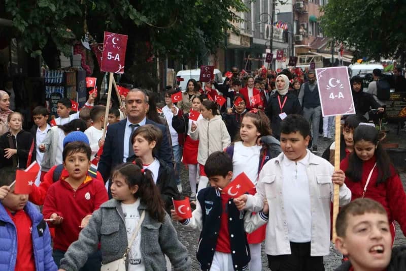 Bulut Başarı Koleji ve Maya Koleji öğrencileri, Cumhuriyet’in 103. Yıl dönümünde Diyarbakır’ın tarih