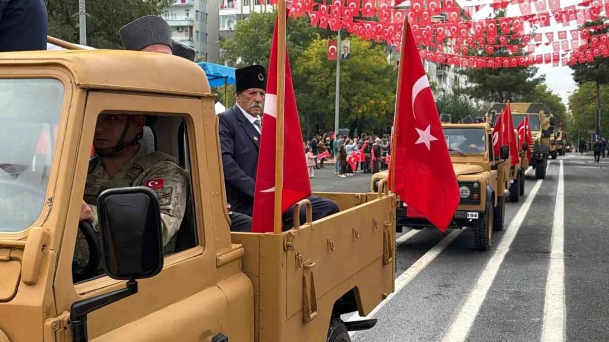 Diyarbakır’da 29 Ekim Cumhuriyet Bayramı’nın 103. Yıl dönümü, valilik önünde düzenlenen törenle kutl