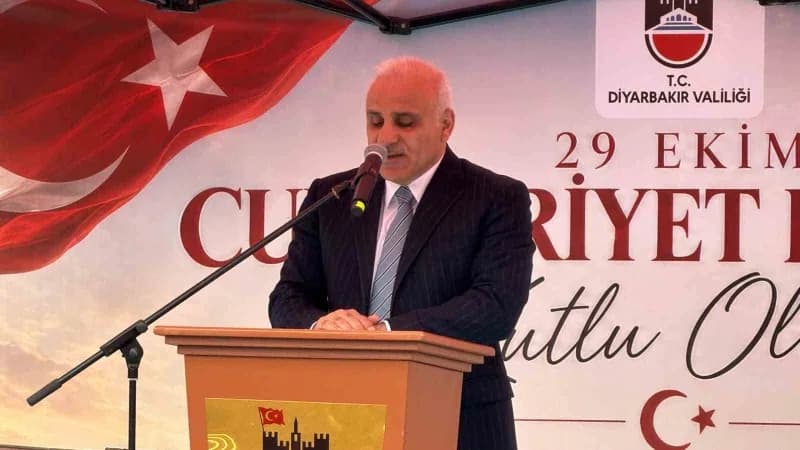 Vali Zorluoğlu, milletimizin ortak eseri olan cumhuriyetin 103. Kuruluş yıl dönümü hepimize kutlu ol