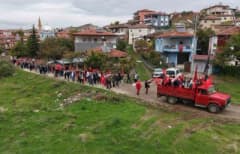 Kırıkkale Sarıkızlı köyünde Cumhuriyet Bayramı kutlamalarında bayraklarla kortej yürüyüşü ve halay