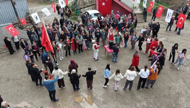 Kırıkkale'nin Sulakyurt ilçesine bağlı Sarıkızlı köyünde, Cumhuriyet'in 103. Yıl dönümü renkli görün