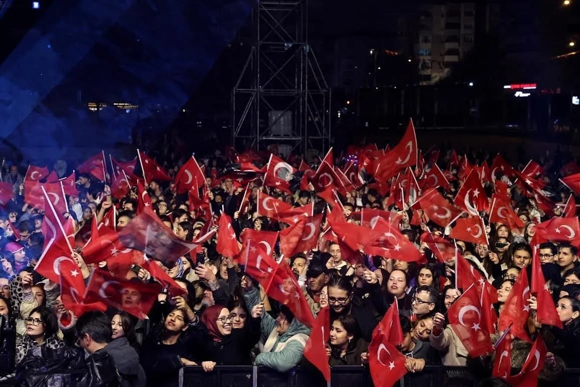 Nilüfer’de 29 Ekim Cumhuriyet Bayramı kutlamalarında binlerce kişi yürüyüş yaparken ve Can Bonomo