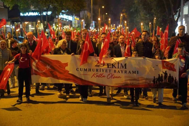 Tuzla Belediyesi, Cumhuriyet’in 103. Yıl dönümü dolayısıyla düzenlediği sergi, atölye, bisiklet turu