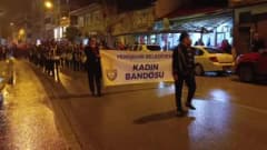 Bilecik Pazaryeri’nde Cumhuriyet Yürüyüşü sırasında Kadın Bando Takımı performans sergiliyor
