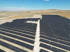 Aksaray'da kurulan 5.513 kWp gücündeki arazi tipi güneş enerji santrali panelleri