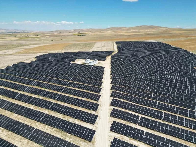 Aksaray'da kurulan 5.513 kWp gücündeki arazi tipi güneş enerji santrali panelleri