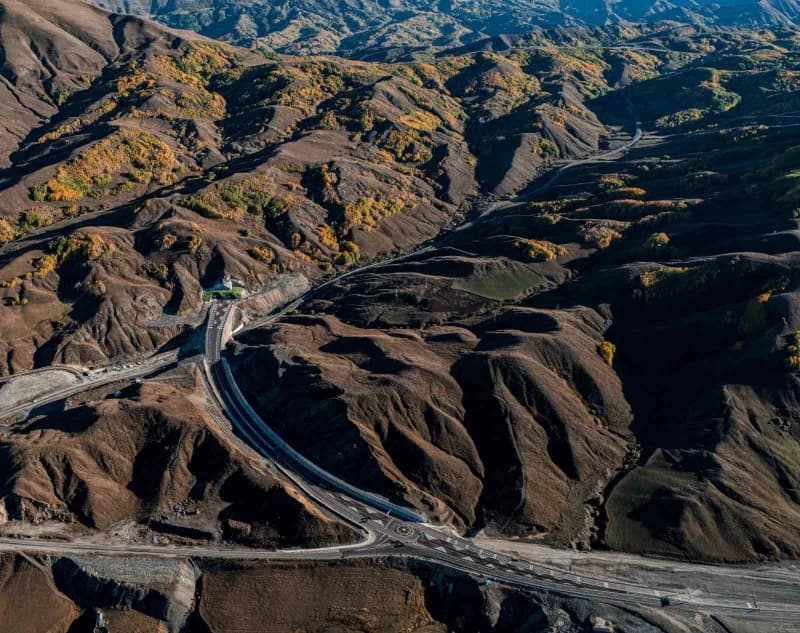 Dallıkavak Tüneli inşaatından görüntü, çift tüplü tünel ve çevresindeki yol çalışmaları